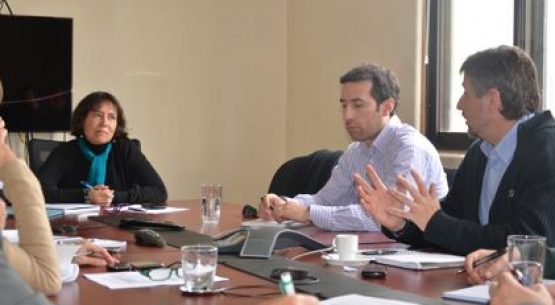 Claudia Carbonell, directora de Odepa, se reunió con directivos de la Federación Gremial Nacional de Productores de Leche (Fedeleche) para abordar aspecto relacionados con el sector lácteo