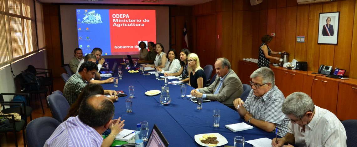 Claudia Carbonell, directora de Odepa, lideró la tercera reunión de la mesa público privada en recursos genéticos