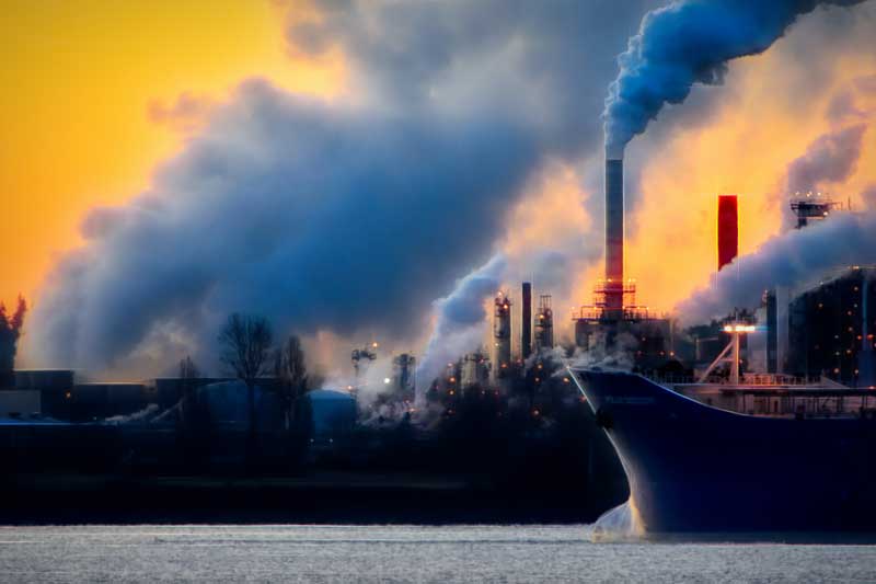 industrias contaminando la atmósfera