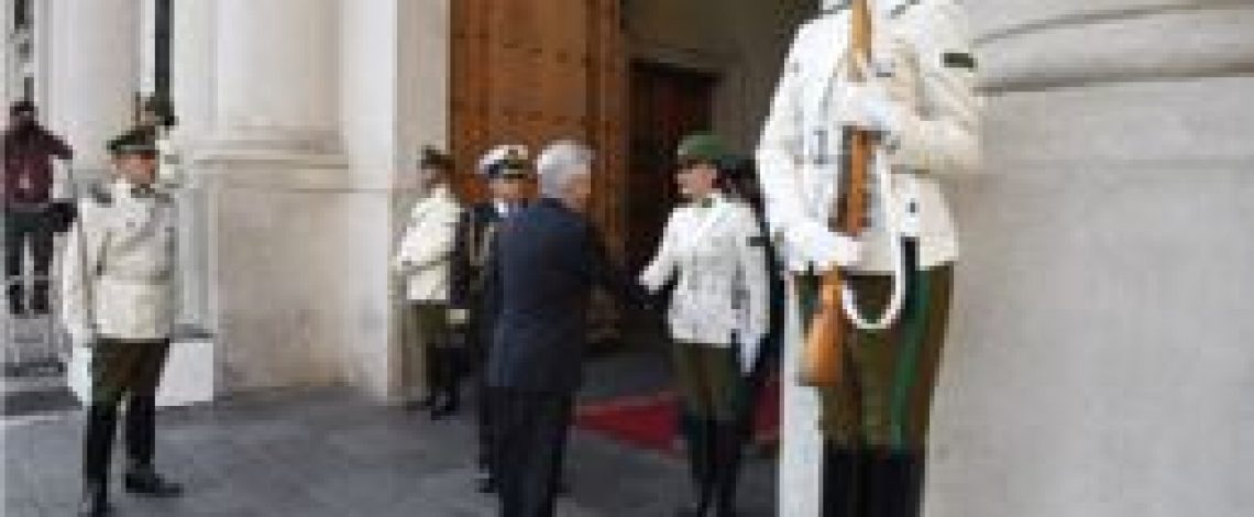 Presidente Piñera saluda a primeras mujeres Centinela de La Moneda