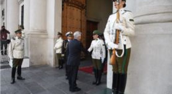 Presidente Piñera saluda a primeras mujeres Centinela de La Moneda