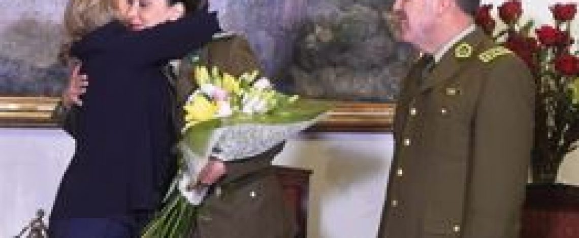 Cecilia Morel junto a General Director de Carabineros, Hermes Soto, anuncian reincorporación de Teniente Andrea Neira
