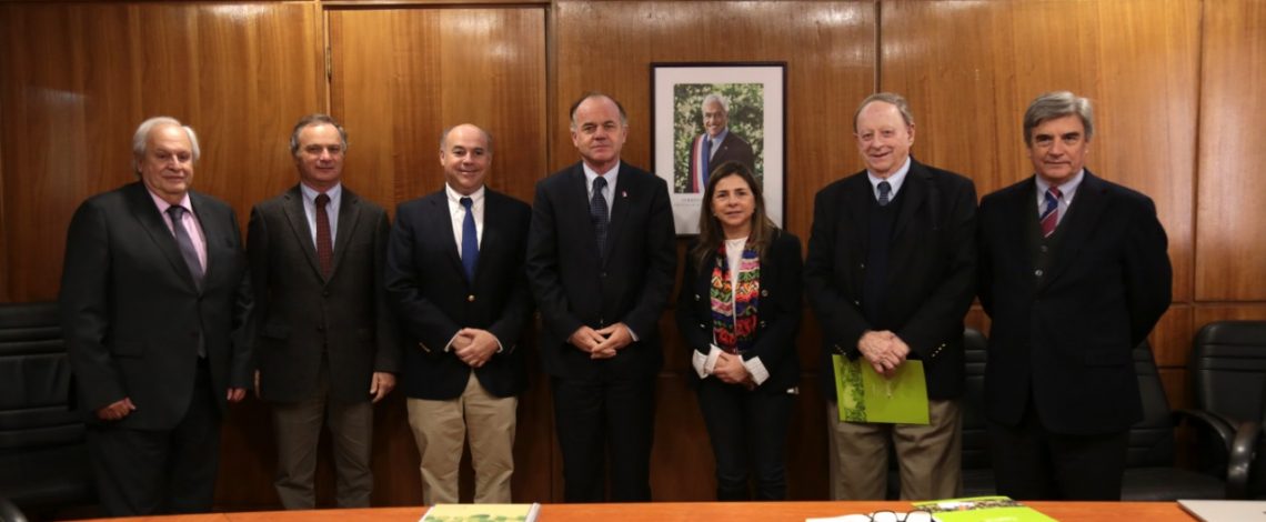 Ministro Walker recibió a la nueva directiva de Fedefruta con quienes analizó la reconversión frutícola y la presencia de Chile en mercados internacionales.