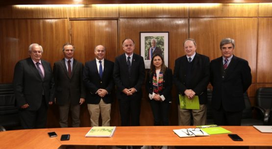 Ministro Walker recibió a la nueva directiva de Fedefruta con quienes analizó la reconversión frutícola y la presencia de Chile en mercados internacionales.