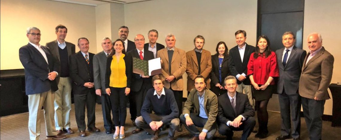 Directora de Odepa participó en firma del segundo Acuerdo de Producción Limpia (APL) del sector productor de huevos.