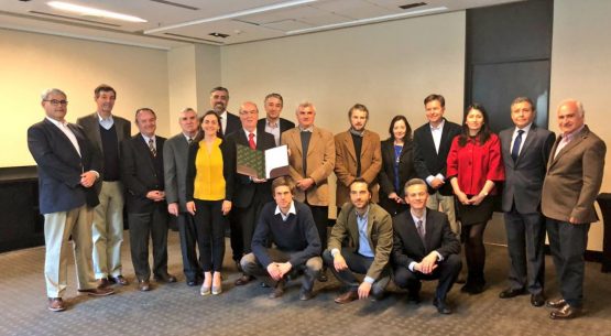 Directora de Odepa participó en firma del segundo Acuerdo de Producción Limpia (APL) del sector productor de huevos.