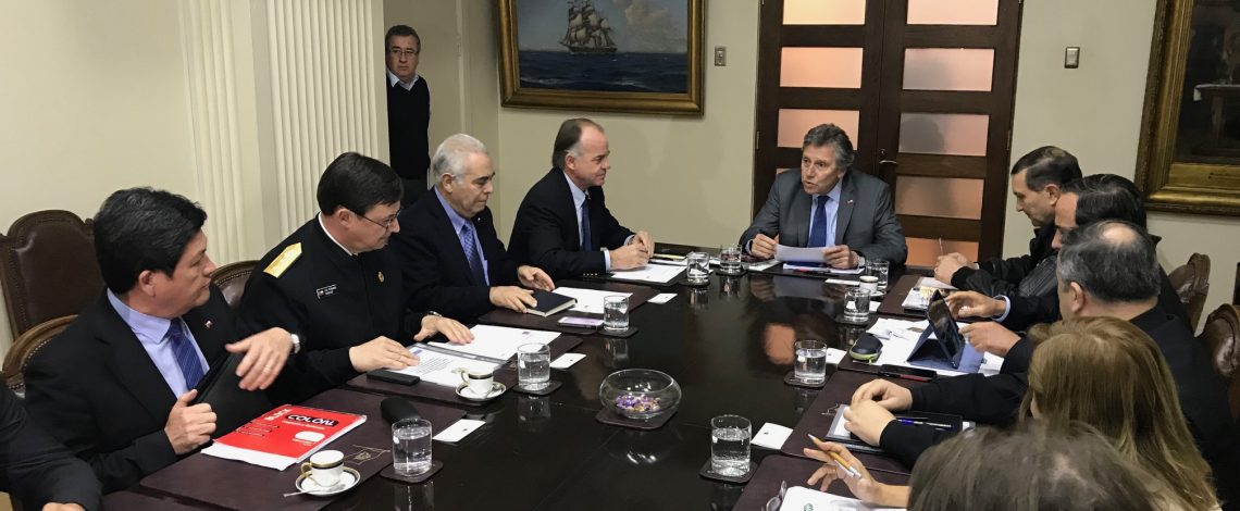 Ministro Walker se reúne con su par de Defensa para coordinar esfuerzos de cara a la próxima temporada de incendios forestales