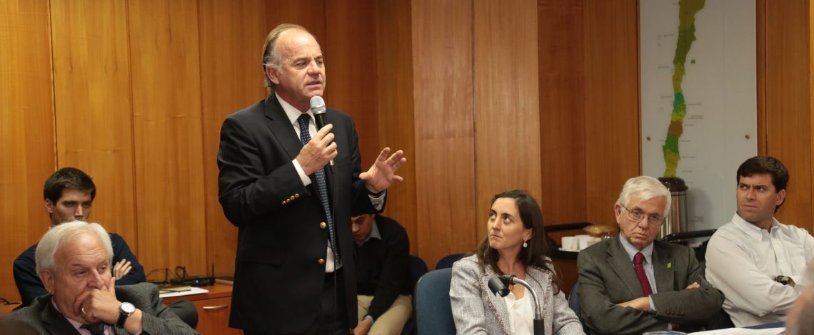 Ministro Walker encabeza primera sesión de la Mesa de la Fruta: “Queremos conectarnos con el mundo privado, queremos juntos mejorar la fruticultura chilena”