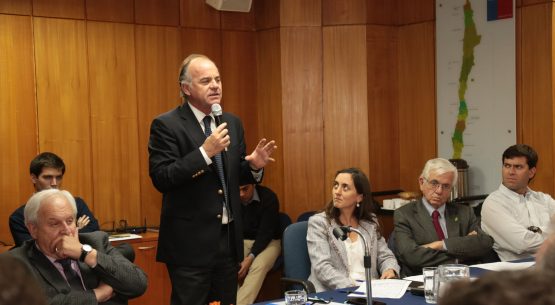 Ministro Walker encabeza primera sesión de la Mesa de la Fruta: “Queremos conectarnos con el mundo privado, queremos juntos mejorar la fruticultura chilena”