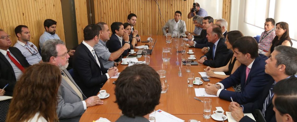 Ministro Walker encabeza reunión de la mesa de pisco: “El Gobierno siempre va a estar con los pisqueros, tenemos interés que a esta industria chilena le vaya bien”
