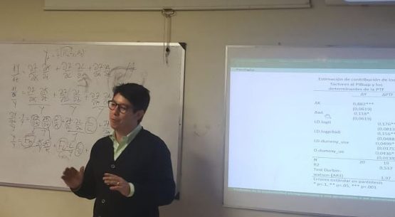 Profesional de Odepa expuso sobre evolución de la productividad silvoagropecuaria y una aproximación a sus determinantes