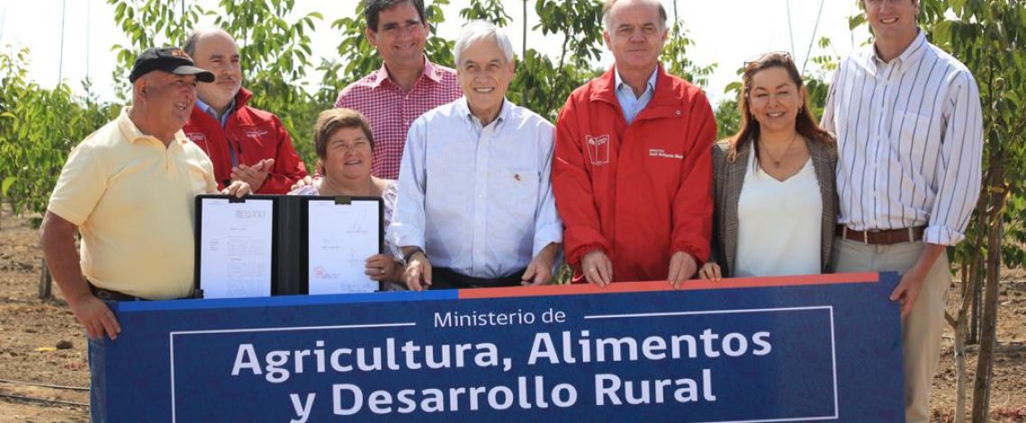 Presidente Piñera junto al Ministro Walker firman proyecto de ley que crea el Ministerio de Agricultura, Alimentos y Desarrollo Rural