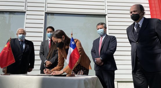 Ministra Undurraga firma protocolo de frutos congelados que amplía a 17 las especies disponibles para exportar a China