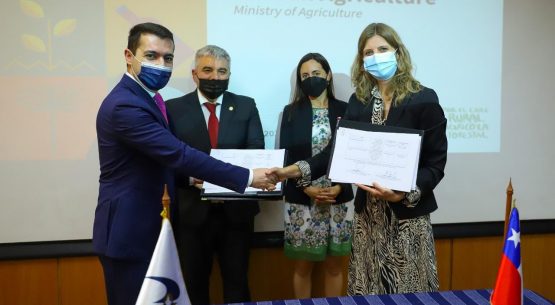 Ministra Undurraga firma plan de trabajo con ministro de la Comisión Económica Euroasiática