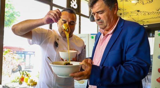 Ministro Valenzuela anuncia MAT de verano con la miel como producto estrella  