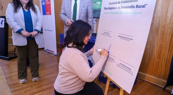 Directora de Odepa firma convenio de colaboración con Gobierno Regional de Magallanes