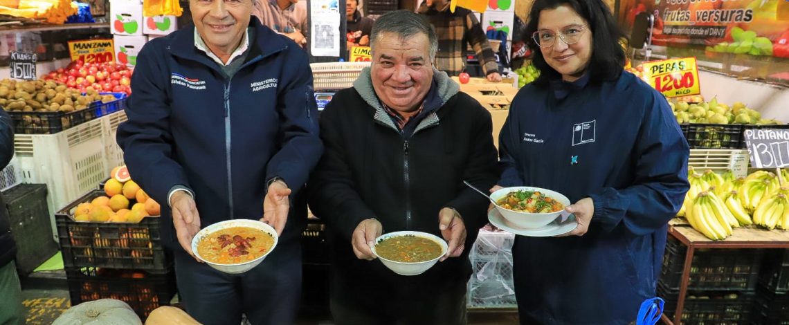 Ministro Valenzuela y directora de Odepa recorren la Vega Central y llama a consumir productos de invierno: “Todo lo cítrico tiene una baja muy sustancial”