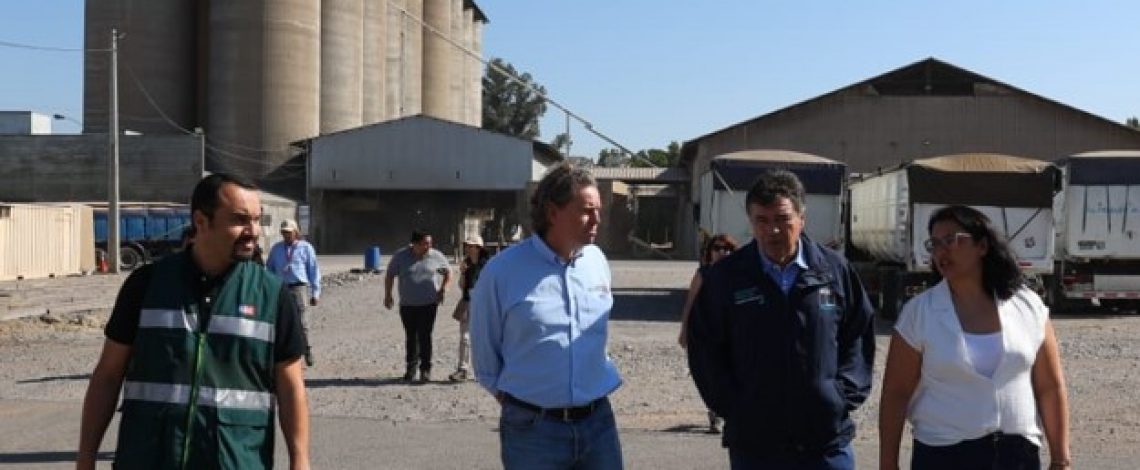 Ministro Valenzuela constata en terreno funcionamiento del reglamento especial del trigo en el marco de la Ley de Muestra y Contramuestra