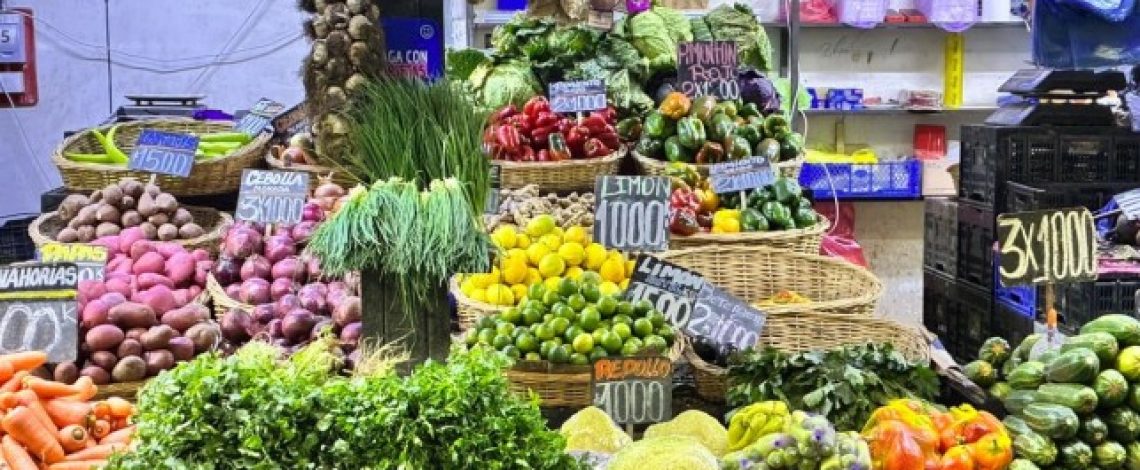 Ministro Valenzuela visita la Vega Central y destaca baja en papas, tomates, limones y kiwis