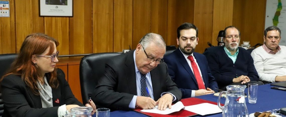 Ministro Jaime Campos firmó el decreto que formaliza el Comité técnico público privado de apoyo y fortalecimiento del cooperativismo agroalimentario y rural