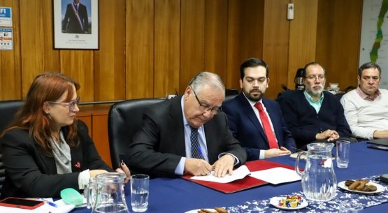 Ministro Jaime Campos firmó el decreto que formaliza el Comité técnico público privado de apoyo y fortalecimiento del cooperativismo agroalimentario y rural